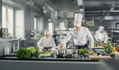 Chef cuisinier en train de préparer à manger à base de légumes verts